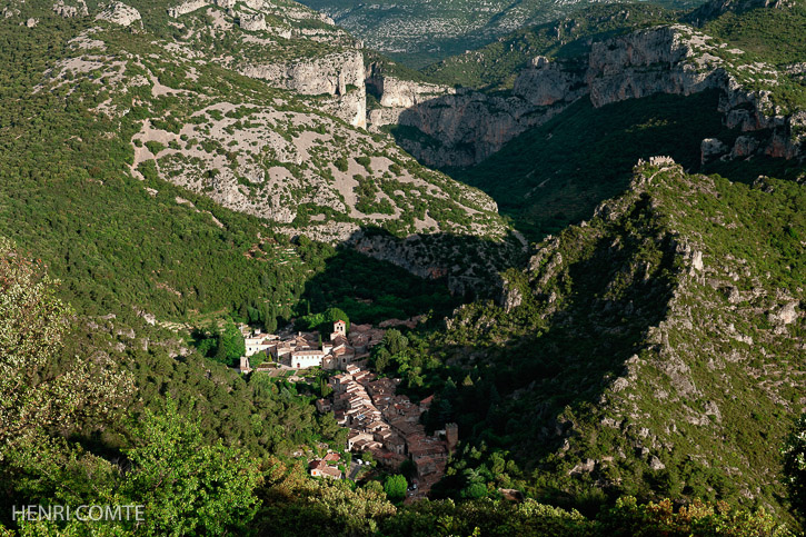 Un des plus beaux villages de France, St Guilhem le Desert, dans l’univers calcaire des garrigues. Au fond, le cirque de l’Infernet où des roches de l’ére secondaireet du début du tertiaire se juxtaposent par des failles.