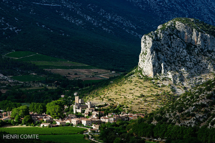 Saint Jean de Bueges et en fond, les pentes de la montagne de la Séranne, massif calcairequi sépare les garrigues du causse du Larzac.