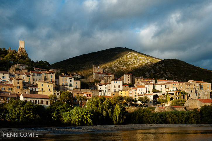 Le long de l’Orb et abrité par des collines au nord, à l’est et à l’ouest,le village de Roquebrun bénéficie d’un microclimat qui lui vaut le surnom de «Petit Nice».Ici poussent orangers, grenadiers et mimosas