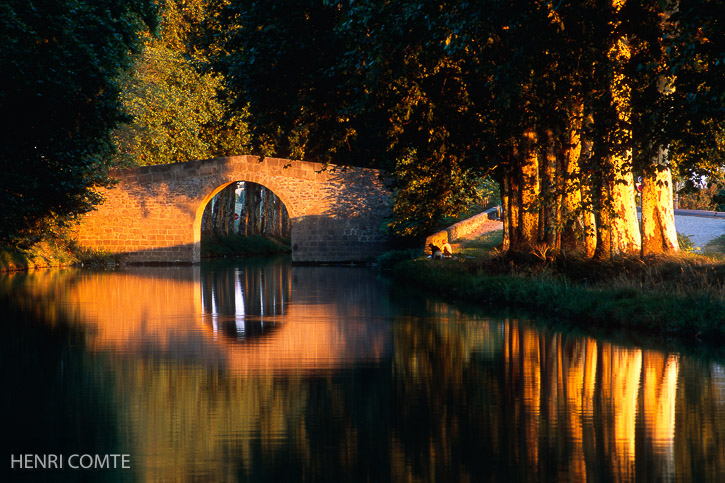 Coucher de soleil sur le pont du Caylus, sur le canal du midi entre Agde et Béziers