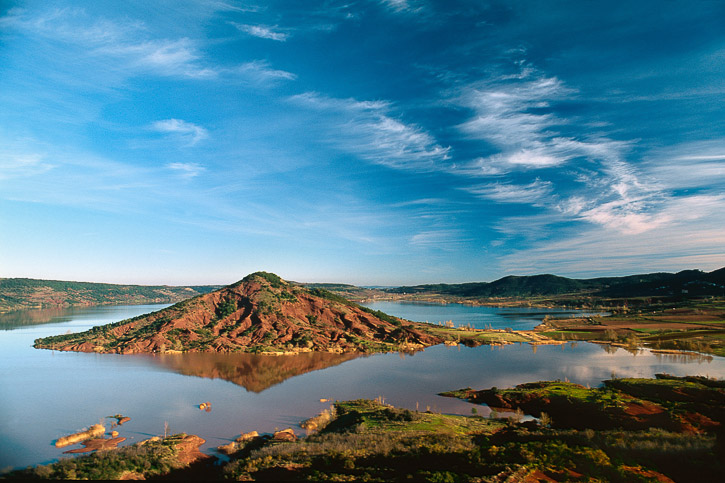 Le Salagou, lac artificiel et les terres rouges qui l’entourentforment l’un des paysages le plus emblematique de l’Hérault. A la fin de l’ére primaire, des dépots de grès et d’argile ont donné à la terre cette couleur avec l’oxydation de sels de fer.