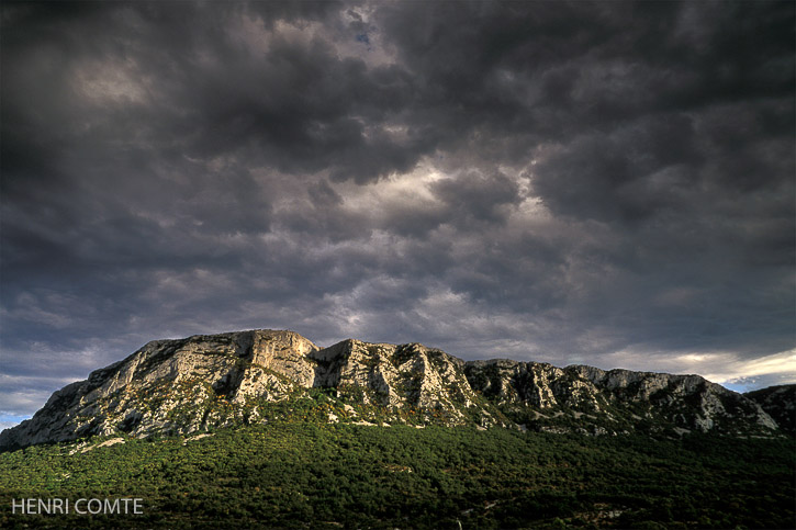 Le pic Saint Loup est un des témoins les mieux conservés de la chaîne pyrénéo-provençale,plissement constituant l’évènement majeur de l’ére tertiaire.