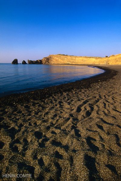 Le sable noir basaltique, les falaises et les rochers des deux fréres, sont des témoins de l’activité volcanique du Cap d’Agde survenue il y a 750 000 ans.