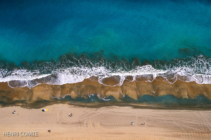 Géologiquement, la côte sableuse est trés récente mais l’érosion marine et l’activité humaine en font un patrimoine naturel en danger.