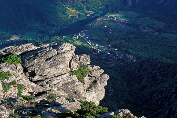 Le village de St Martin de l'Arçon blotti au pied du massif du Caroux