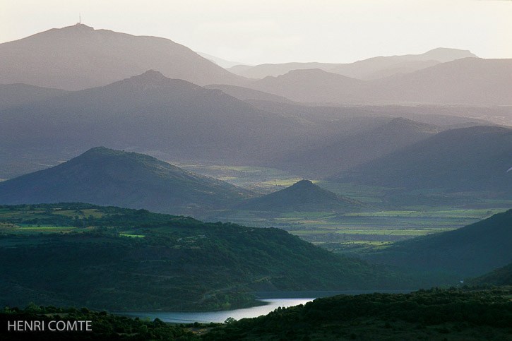 Vus de la montagne de Liausson, le lac du Salagou,le mont Saint Baudille à gauche et le massif de la Séranne au loin.