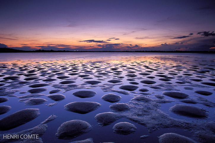 Les bords de l’étang de Thau en hiver prés de Marseillan-Plage.Plusieurs phénomènes peuvent faire baisser le niveau d’eau de l’étang :la secheresse, le vent du nord ou la (petite) marée méditerranéenne.