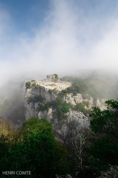 Les falaises calcaires qui surplombent le Lamalou, petit affluent de l’Hérault, forment un véritable canyon: le ravin des Arcs.