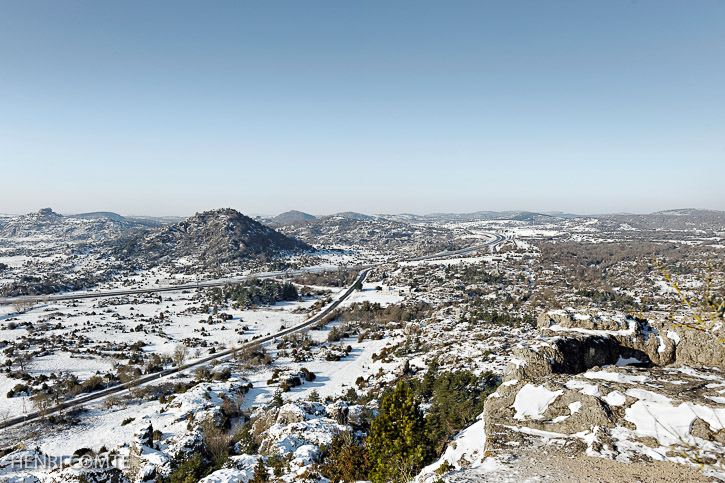 L’immensité du causse du Larzac en hiver vue du village du Caylar et de son promontoire dolomitique, le roc Castel.
