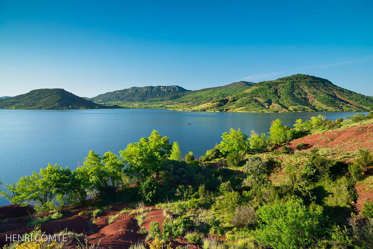 Le lac du Salagou a été créé en 1969au milieu des ruffes rouges de l’ère primaire etdes basaltes sombres du quaternaire.