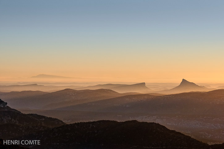 Vu du mont Saint Baudille, le pic Saint-Loup à droite face à l’Hortus.Au loin à gauche, dans le Vaucluse, le mont Ventoux, né lui aussidu plissement pyrénèo-provencal.