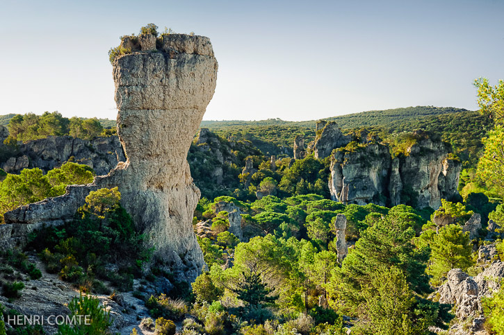 Les roches dolomitiques du cirque de Mourèze (carbonatesdoubles de calcium et magnesium) se sont formées avec l’eau de mer il y a plus de 150 millions d’années