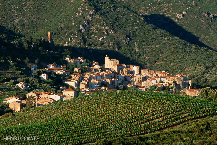 Village de Roquebrun, entrée du Parc Régional du Haut Languedoc