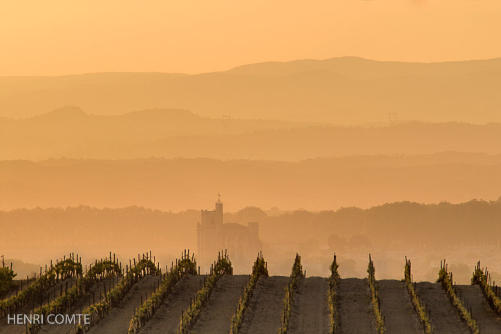 L'église de Capestang et les contours de la montagne noire au loin